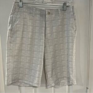 Ben Hogan Gray and White Plaid Flat Front Men’s Golf Shorts.  Size 32.  NWOT